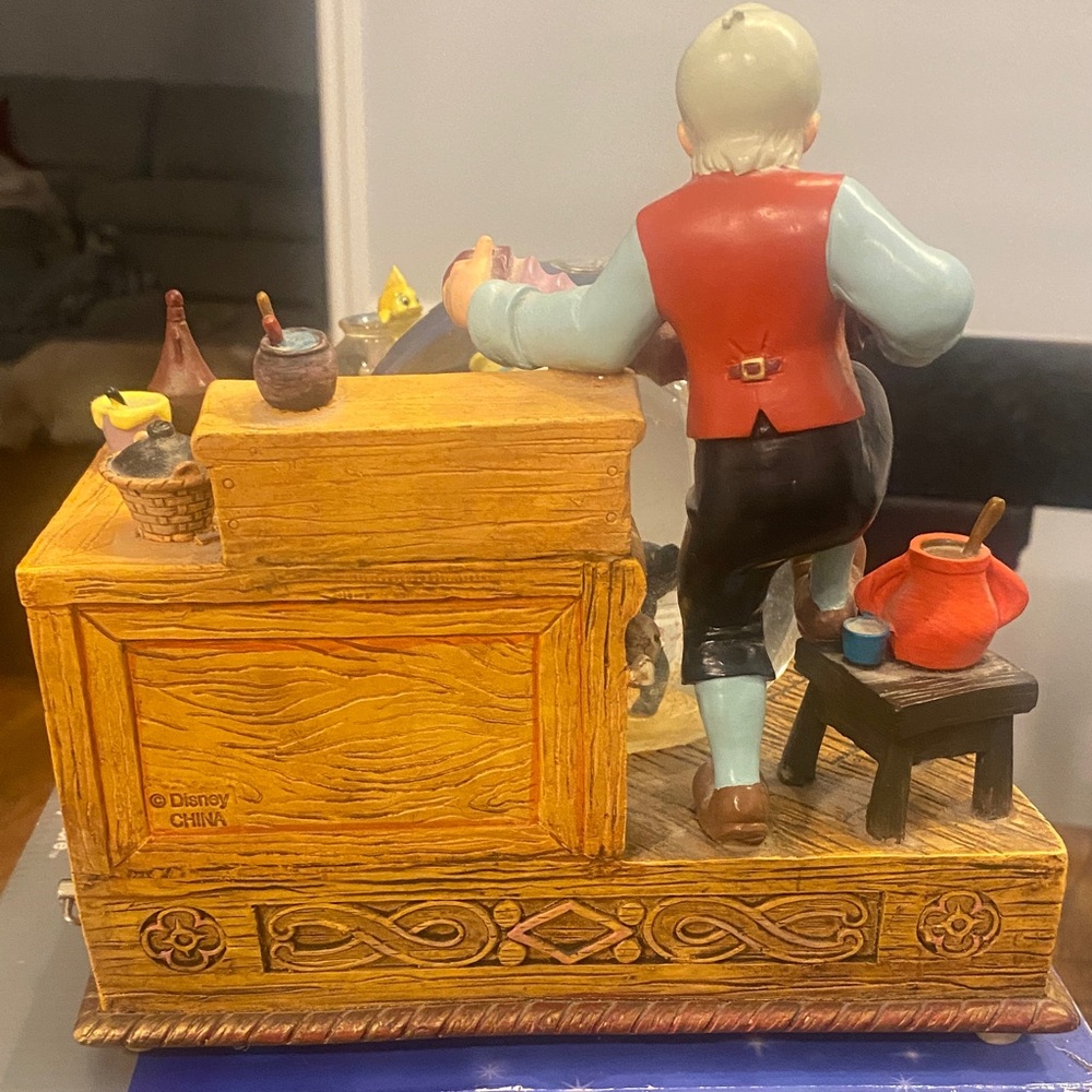 Disney Vintage Ghepettos Workshop Snowglobe with Pinocchio . - Picture 9 of 14